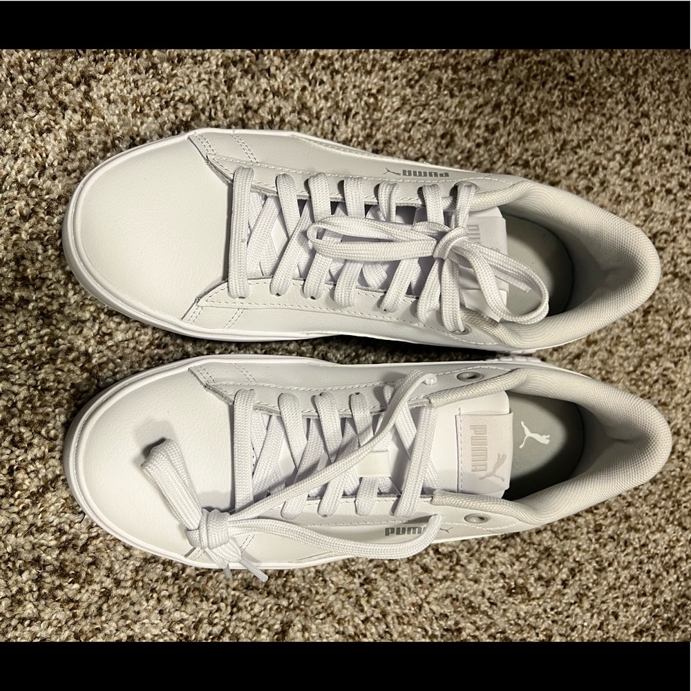 NWOT WHITE PUMA SNEAKERS